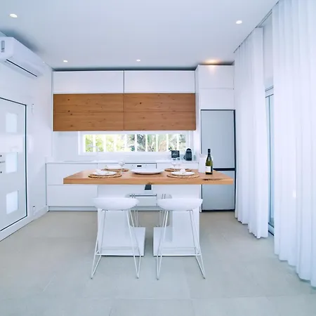 Almyra Seaside Luxury Apartmán