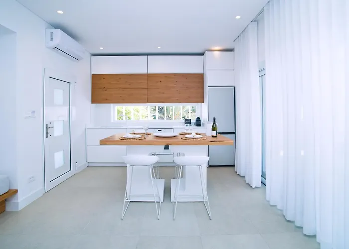 Almyra Seaside Luxury 아파트